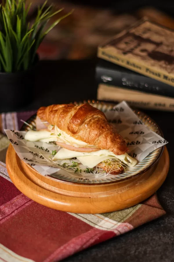bagels - croissant-huevo